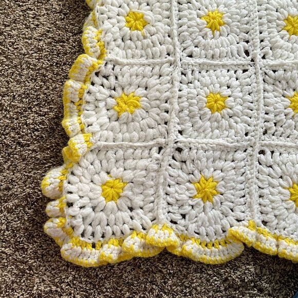 Beautiful white and yellow granny square blanket with ruffle scalloped edges - Picture 4 of 8